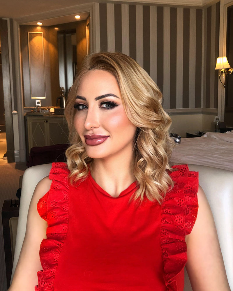 High Class Independent Escort -Joelle Monroe VIP Escort Joelle Monroe in rotem Dress in ihrem Hotelzimmer.
