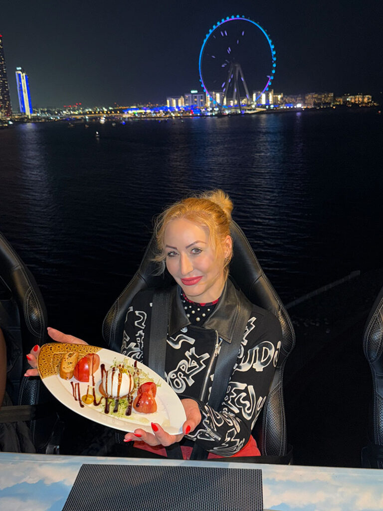 Sky Dinner in Dubai Sky Dinner in Dubai, im Hintergrund ein Riesenrad.