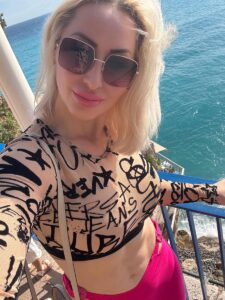Selbstporträt von Joelle Monroe, mit Sonnenbrille.
