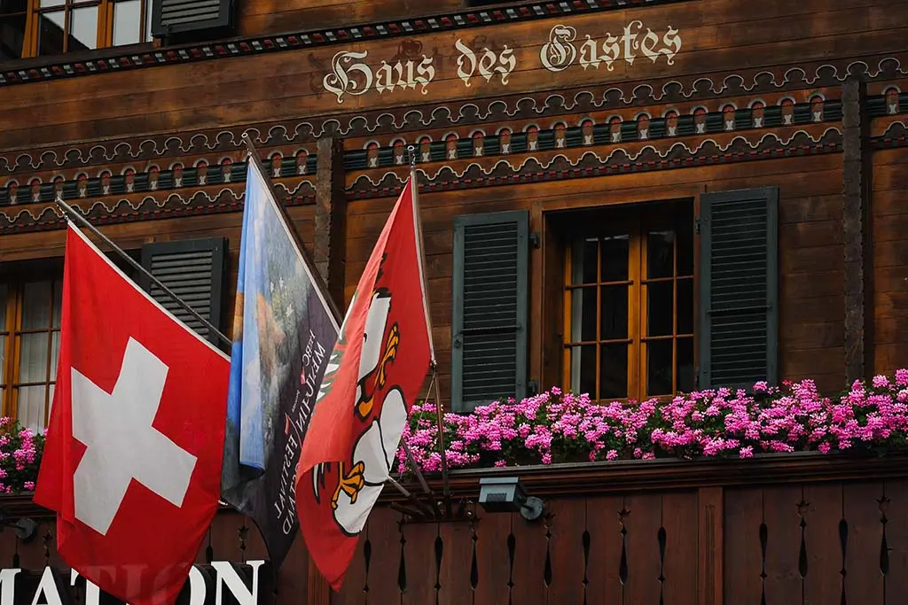Independent Escort Gstaad Holzfassade einer Alpenhütte in Gsaad