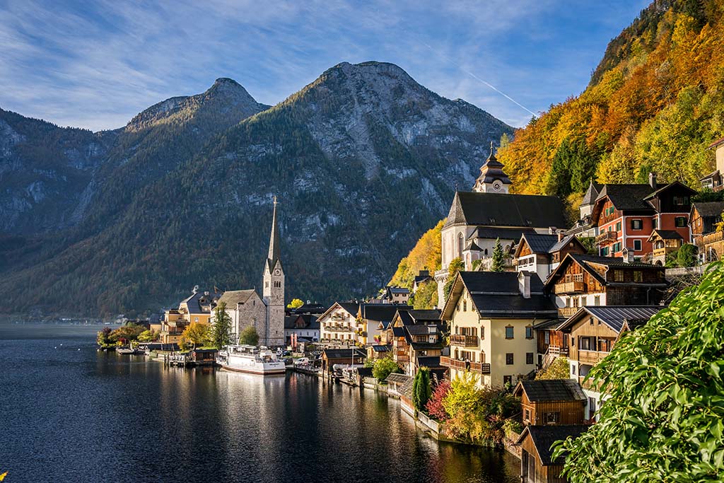 Independent Escort Hallstatt Independent Escort Hallstatt, Dorfkulisse mit Kirche am Seeufer.