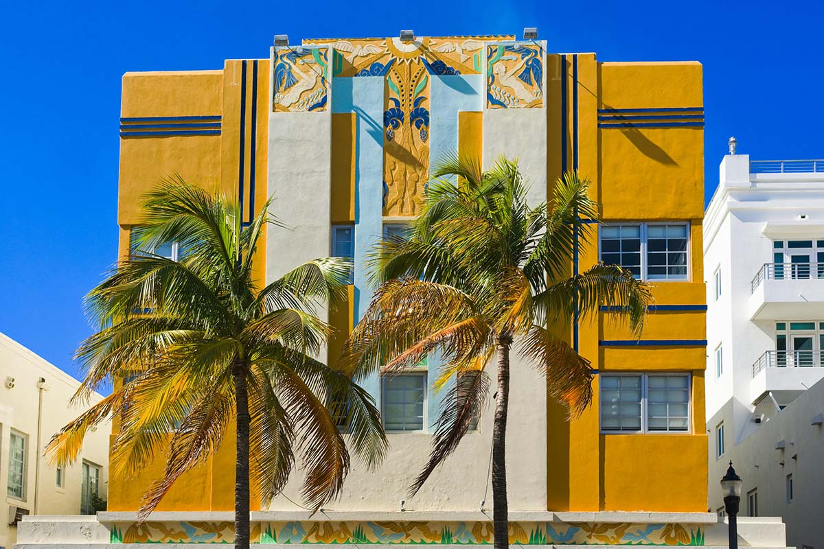 Independent Escort Miami mit Joelle Monroe Independent Escort Miami, Art Deco Fassade in Miami Beach.